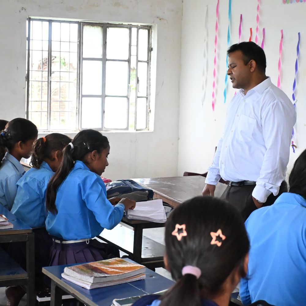 DM ने स्कूल का किया सरप्राइज इंस्पेक्शन:गोपालगंज में शिक्षकों को गुणवत्ता सुधारने के कड़े निर्देश दिए