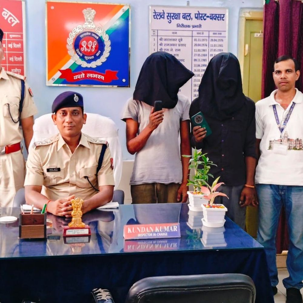 चोरी के 2 मोबाइल के साथ 2 गिरफ्तार:बक्सर स्टेशन से RPF ने यात्री सुरक्षा अभियान में पकड़ा, GRP को सौंपा