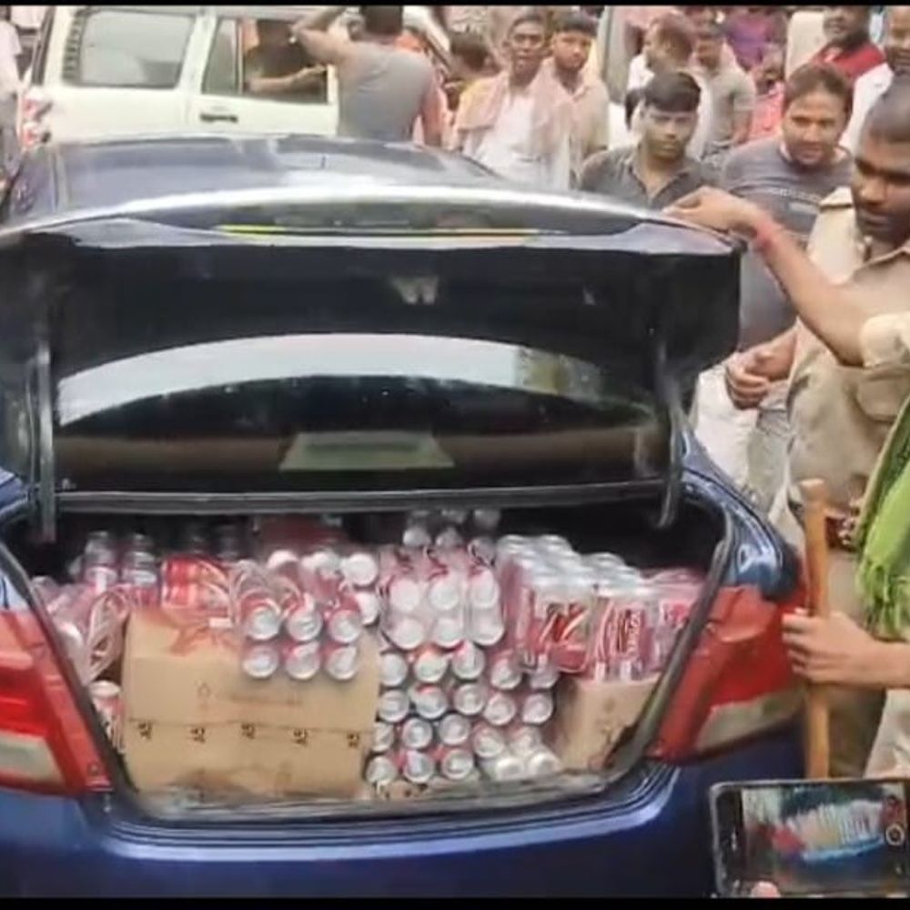 बेलहर में शराब लदी कार जब्त:साहबगंज बाजार में उत्पाद विभाग ने की कार्रवाई, झारखंड से आ रही थी गाड़ी
