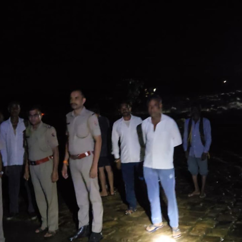 बारां में नदी के तेज बहाव में बही कार:2 लोगों के फंसे होने की आशंका; पूजा कर लौट रहे थे, बचाव कार्य जारी