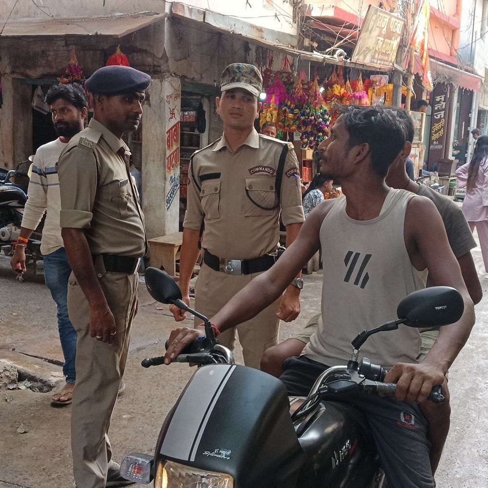 मधुबनी की सोनारपट्टी में पुलिस ने संदिग्धों की तलाशी ली:SSP के निर्देश पर अभियान, बाजार में आने-जाने वालों की हुई जांच