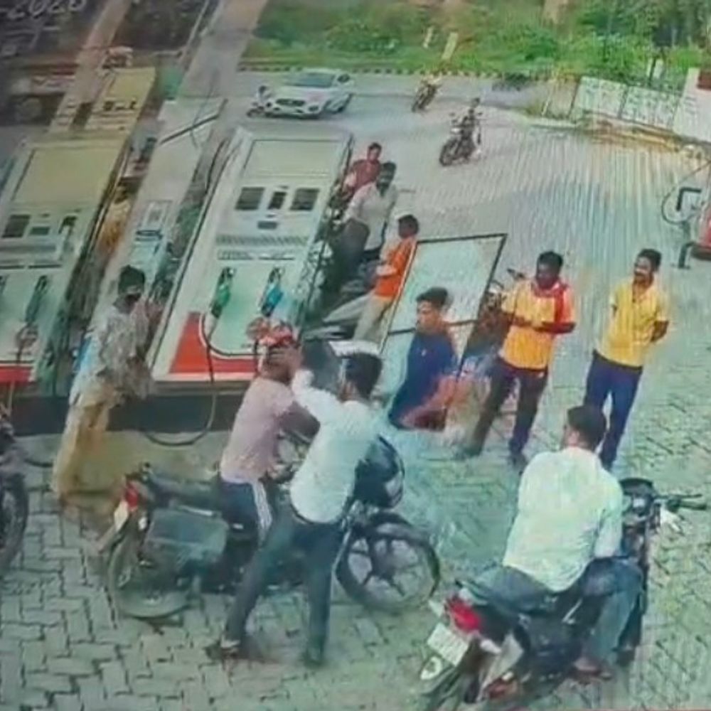 कौशांबी में बाइक सवार से मारपीट,VIDEO:चार युवकों पर गाली-गलौज, जानलेवा हमला और धमकी का आरोप