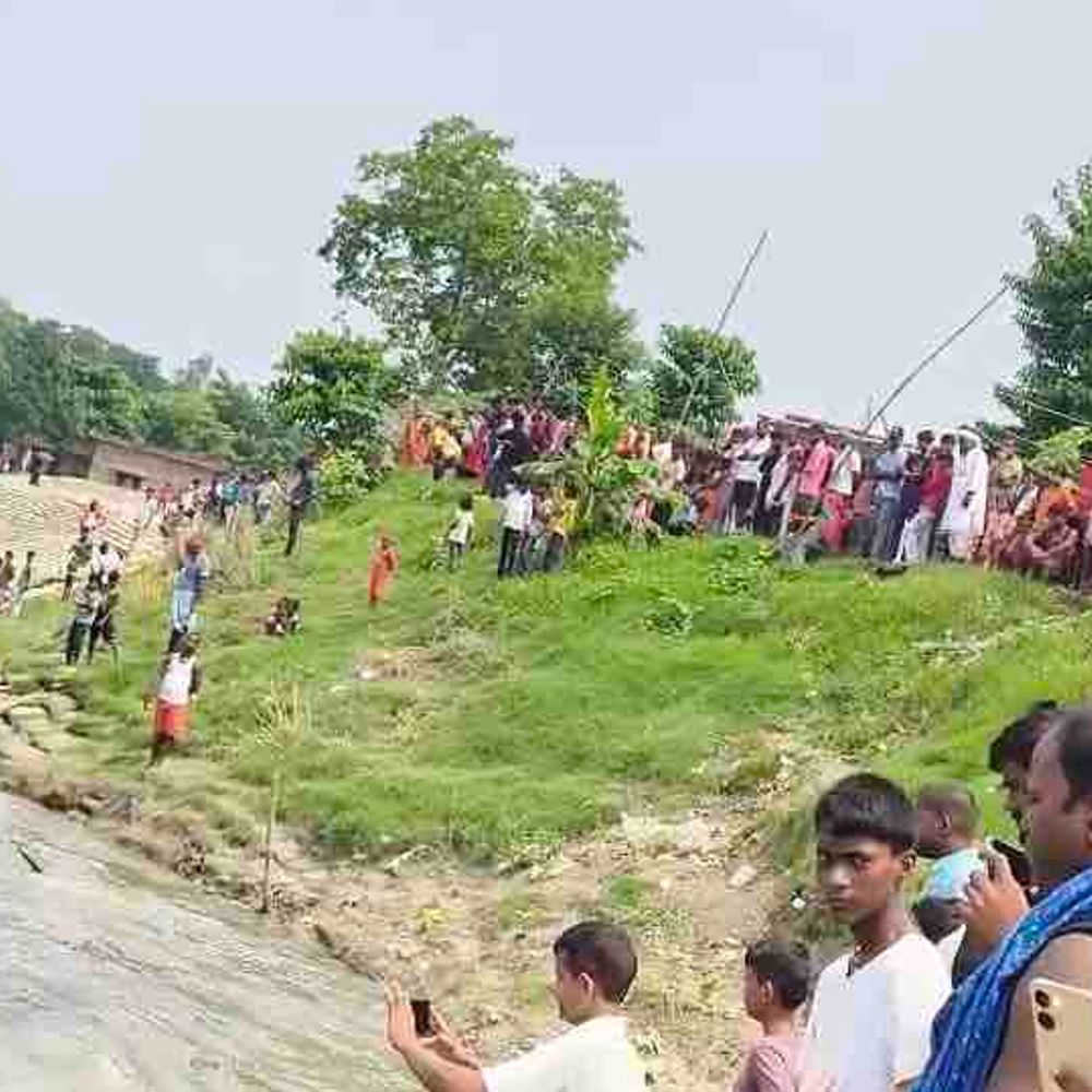 मोतिहारी की सिकरहना नदी में पैर फिसलने से महिला लापता:सुबह नदी किनारे गई थीं, NDRF ने शुरू किया रेस्क्यू ऑपरेशन