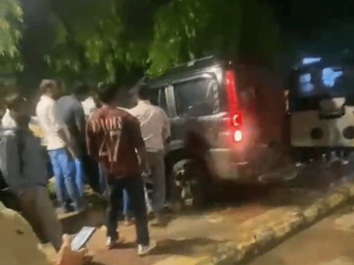 ग्वालियर की महल रोड पर सड़क हादसा:सिंधिया छतरी के सामने रात में डिवाइडर में घुसी अनियंत्रित स्कॉर्पियो, कई राहगीर बाल-बाल बचे