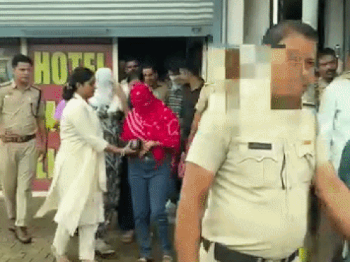 करनाल के मून लाइट होटल में पुलिस की रेड:3 लड़के और 3 लड़कियां मिलीं,स्पा सेंटर की आड़ में गलत काम कराने की सूचना पर कार्रवाई