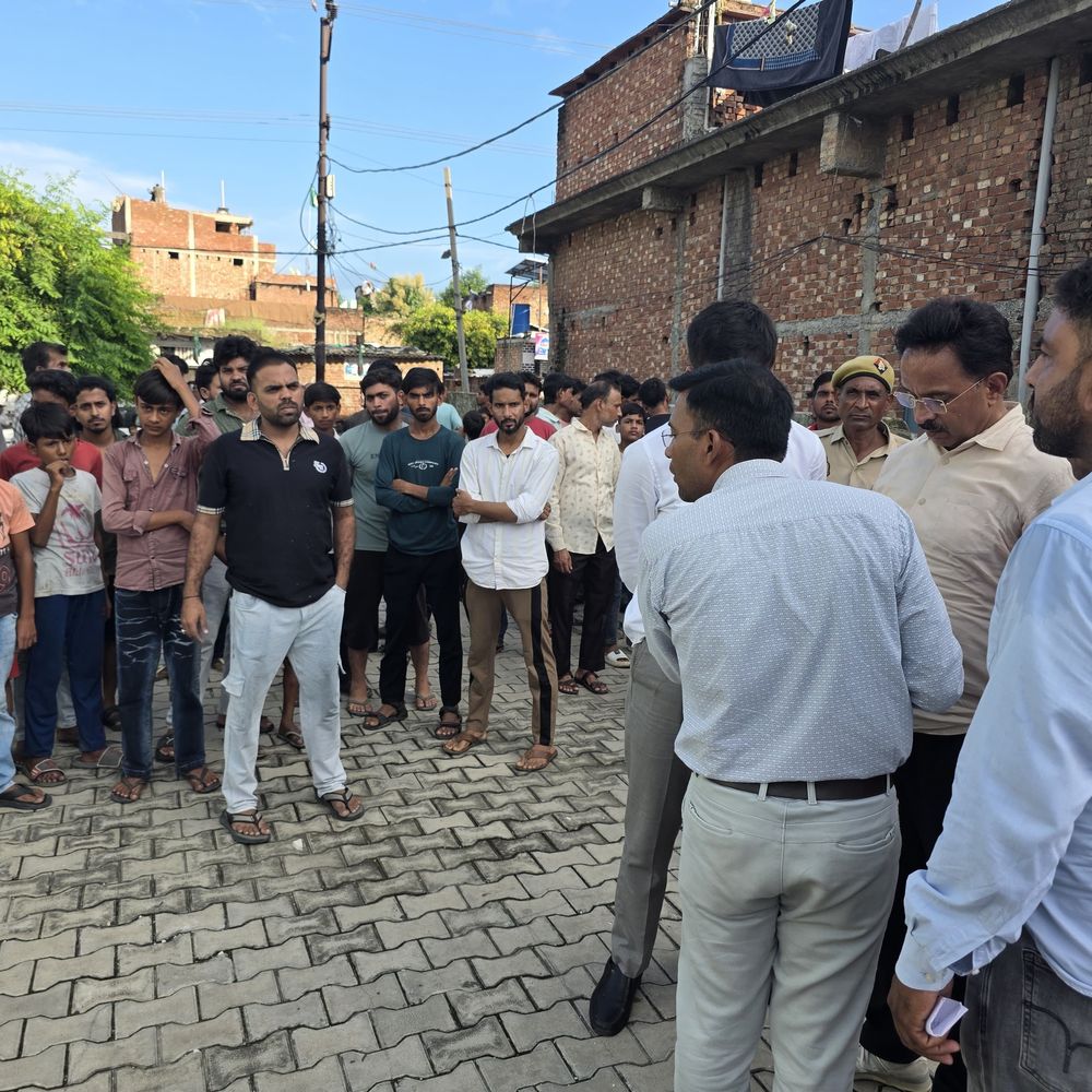 आर्य समाज मंदिर की 5-बीघा जमीन पर कब्जे की पैमाइश:10 मकान और जियारत बनी मिली, 50 करोड़ की जमीन के मामले में कब्जेदारों को नोटिस देने की तैयारी