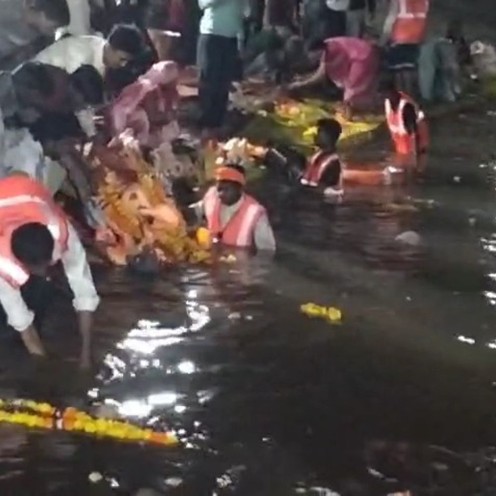 खरगोन में 3 हजार से ज्यादा गणेश प्रतिमाओं का विसर्जन:कुंदा नदी किनारे अस्थाई कुंडों में हुआ सांकेतिक विसर्जन, 800 पुलिसकर्मी तैनात