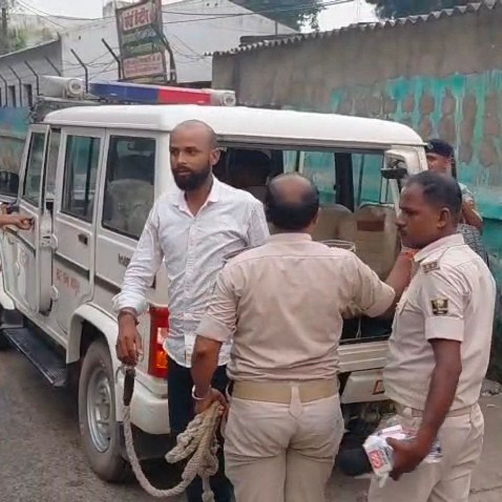 मधेपुरा में पुलिस पर आरोप लगाने वाला यूट्यूबर गिरफ्तार:फर्जी प्रेस ID और माइक समेत 8 सामान जब्त, लोगों को गुमराह करने का भी आरोप