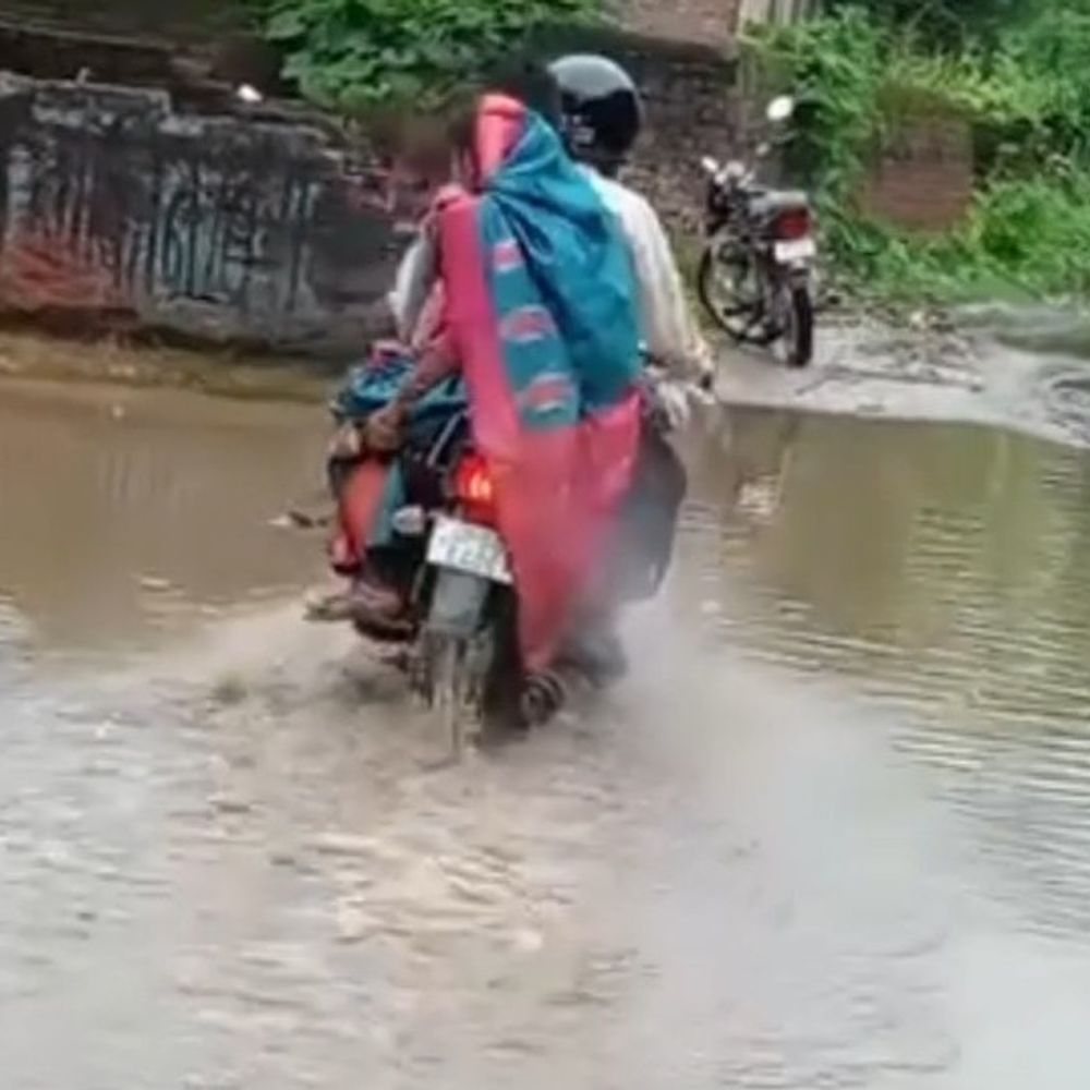 महराजगंज सदर ब्लाक क्षेत्र सड़क पर जलभराव से राहगीर परेशान:लखरेईया चौराहा सड़क पर जलभराव से राहगीर परेशान, विभाग नहीं ले रहा संज्ञान