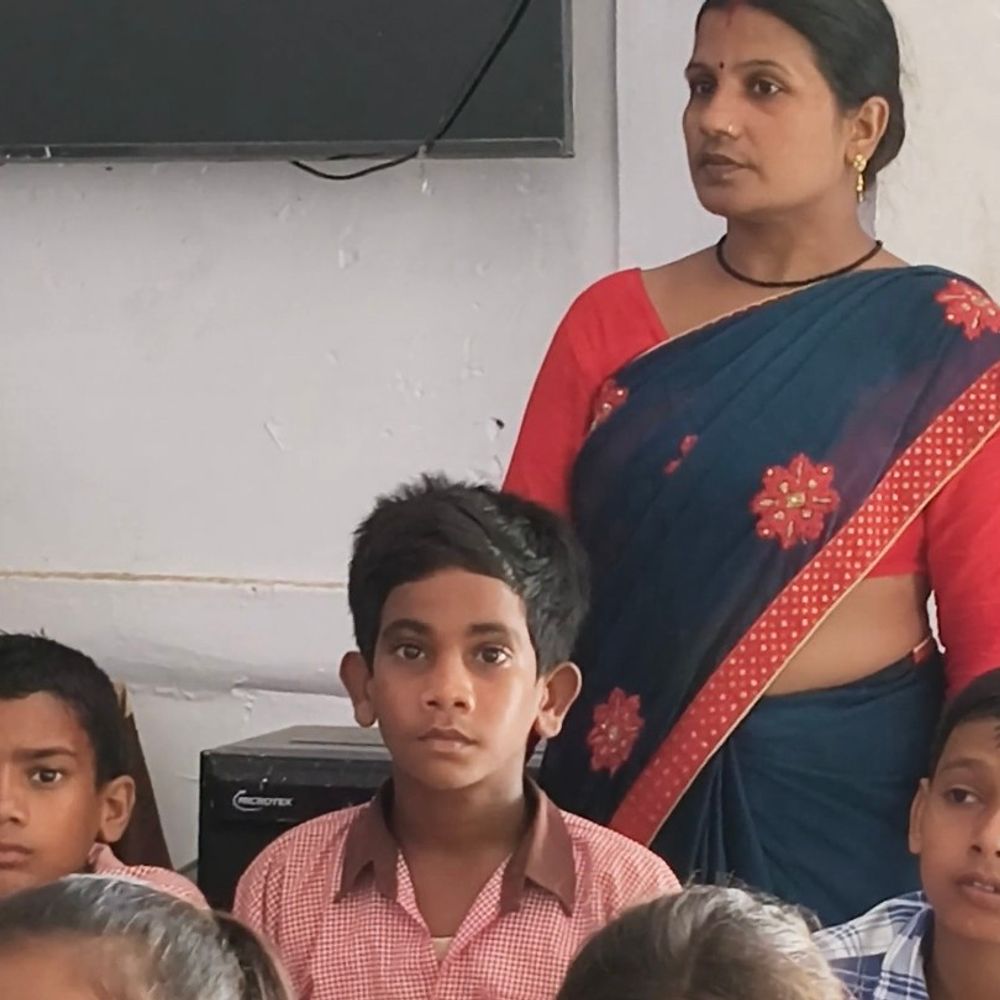 श्रावस्ती में सरकारी स्कूल में अब स्क्रीन पर पढ़ाई, VIDEO:लाइव क्लास से सीख रहे बच्चे