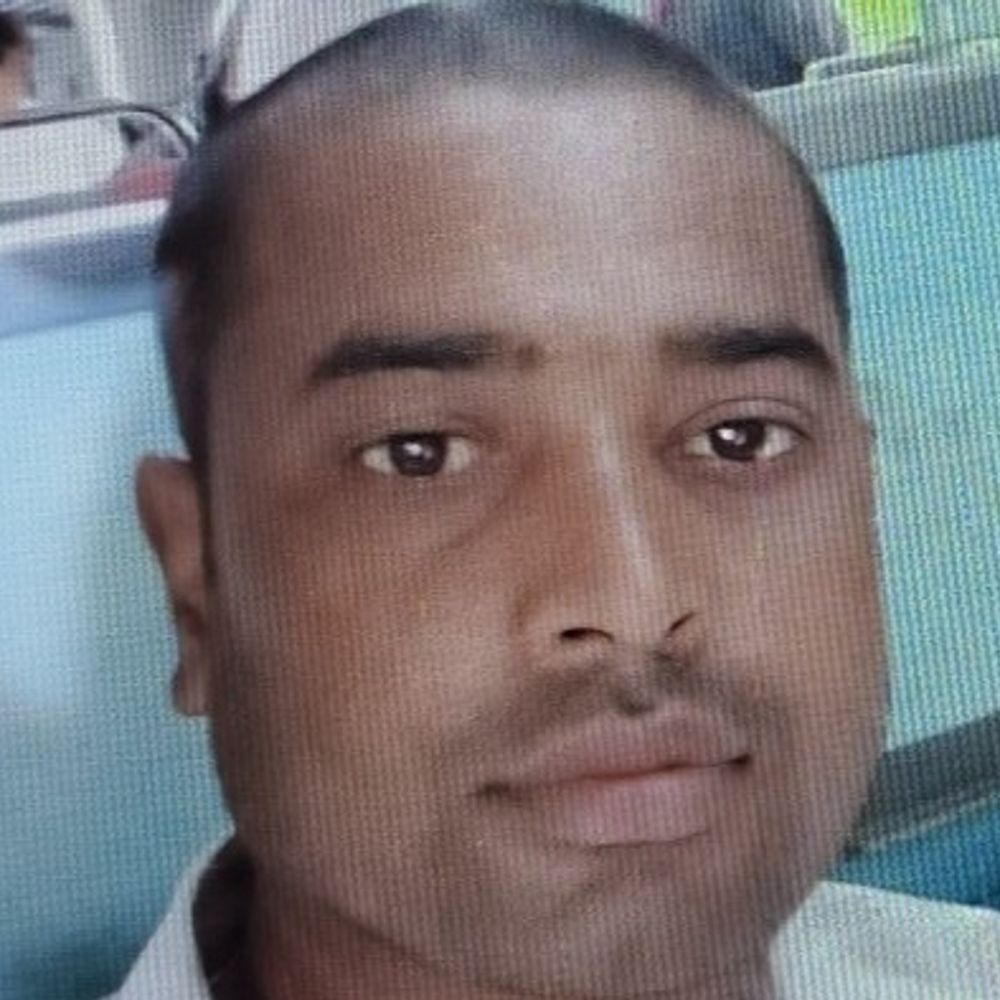बांका में रेल लाइन के पास युवक का मिला शव:परिजन ने हत्या की जताई आशंका, स्थानीय लोगों ने ट्रेन से गिरने की जाताई आशंका