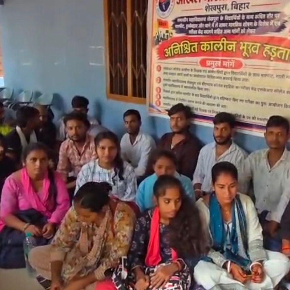 शेखपुरा में एबीवीपी की अनिश्चितकालीन भूख हड़ताल:परीक्षा दोबारा कराने, केंद्र बदलने और प्रोफेसर पर कार्रवाई की मांग