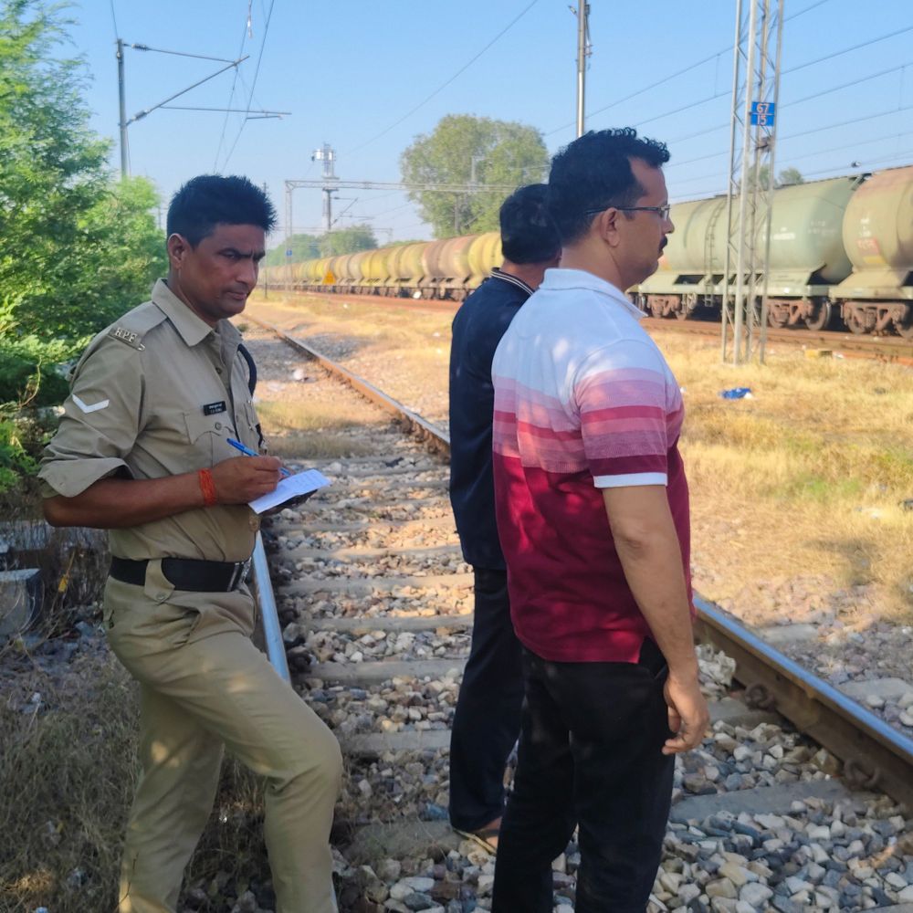 उन्नाव में रेलवे ट्रैक पर महिला का क्षत-विक्षत शव मिला:हाथ-पैर धड़ से हुए अलग, सीसीटीवी फुटेज खंगाल रही जीआरपी