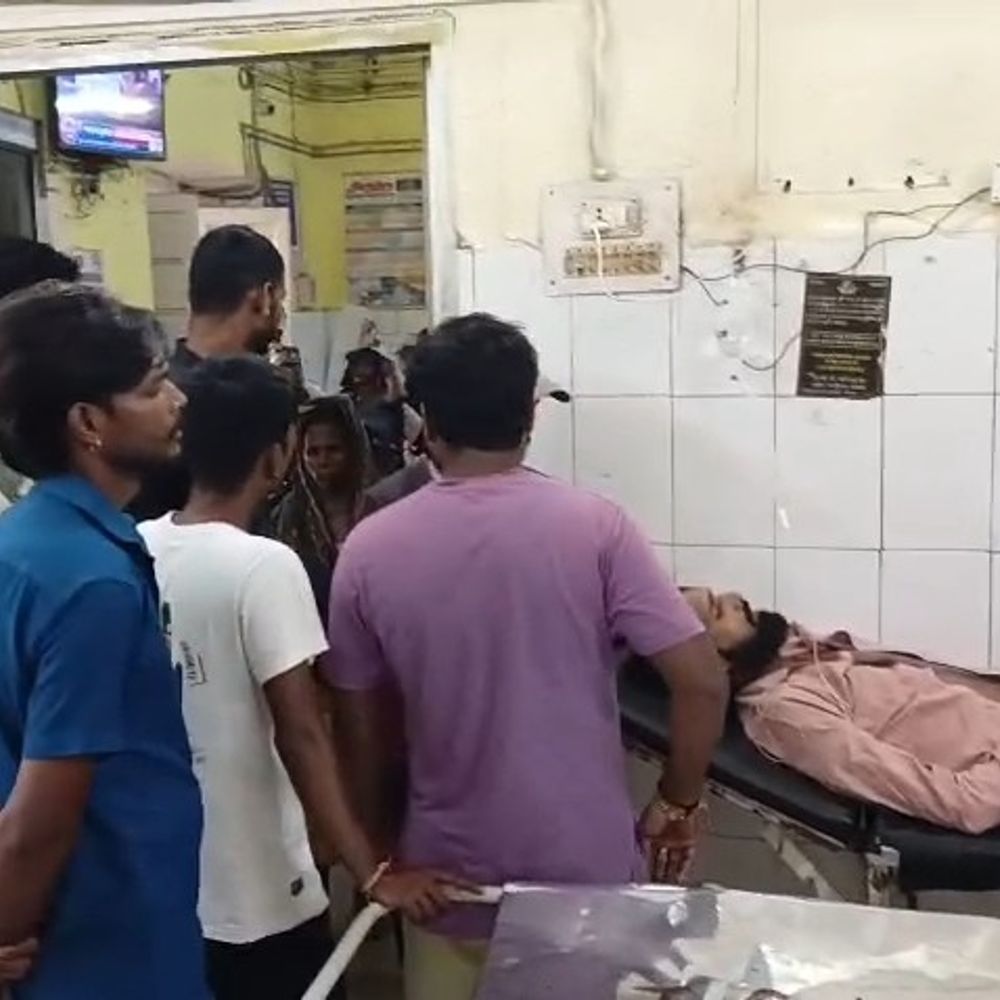 सीतापुर में पिकअप ने बाइक सवार दो युवकों को रौंदा:हादसे में एक की मौत, दूसरा गंभीर रूप से घायल; ड्राइवर मौके से फरार