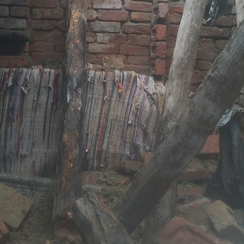 मिलक में कच्चे मकान की छत गिरी, परिवार बेघर:15 साल से कच्चे मकान में रह रहा, जांच के बाद भी नहीं मिला सरकारी आवास