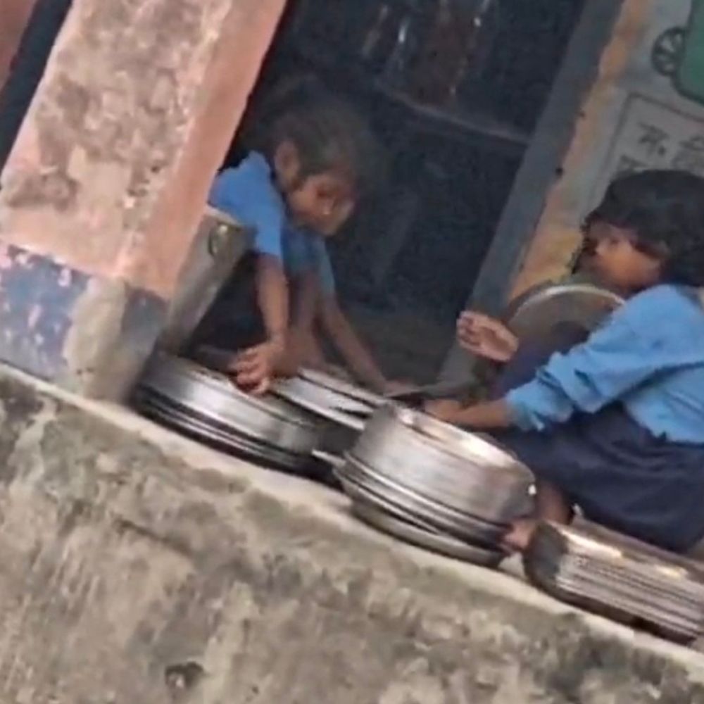 स्कूल में छात्राओं से धुलवाए 100-150 बच्चों के बर्तन:मानवाधिकार संगठन ने डीईओ से की शिकायत, प्रिंसिपल बोले- बच्चे खेल रहे थे