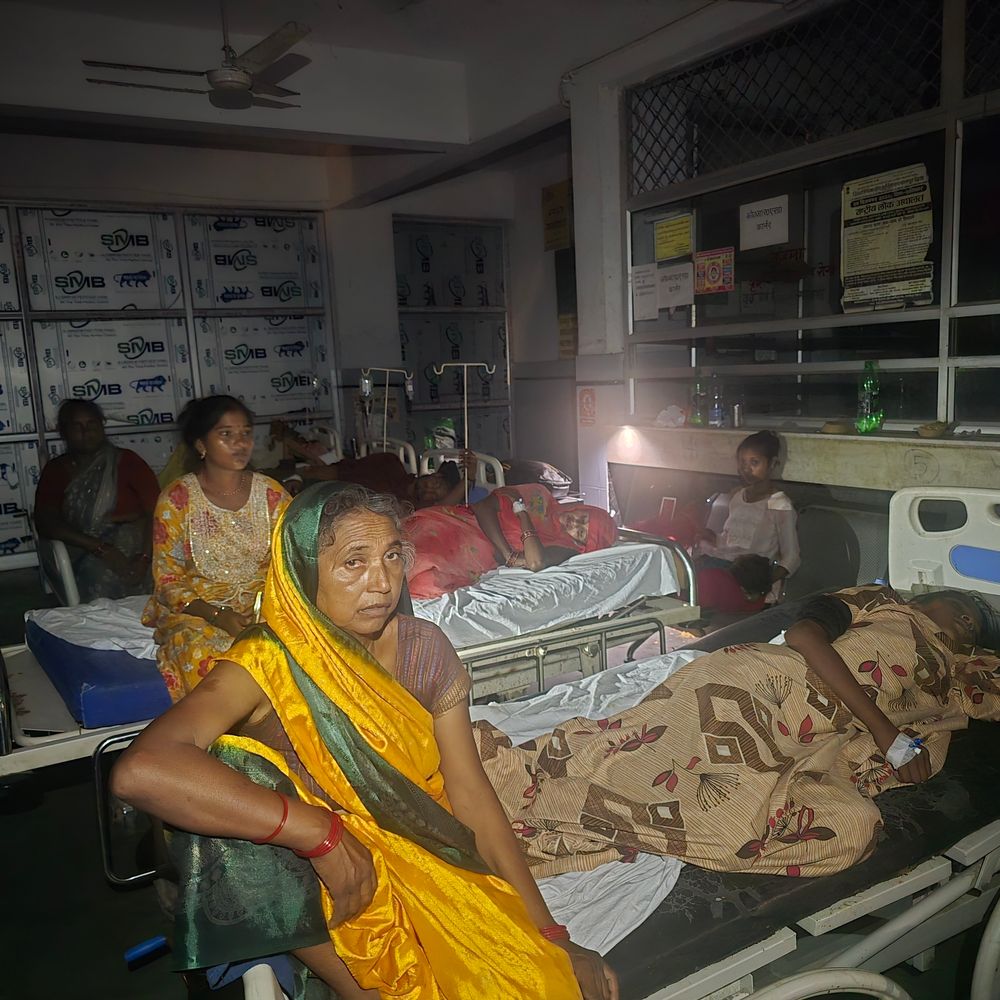 कानपुर देहात जिला अस्पताल में बिजली गुल, वार्डों में अंधेरा:गर्मी से मरीज और तीमारदार परेशान, मोबाइल की रोशनी बनी सहारा
