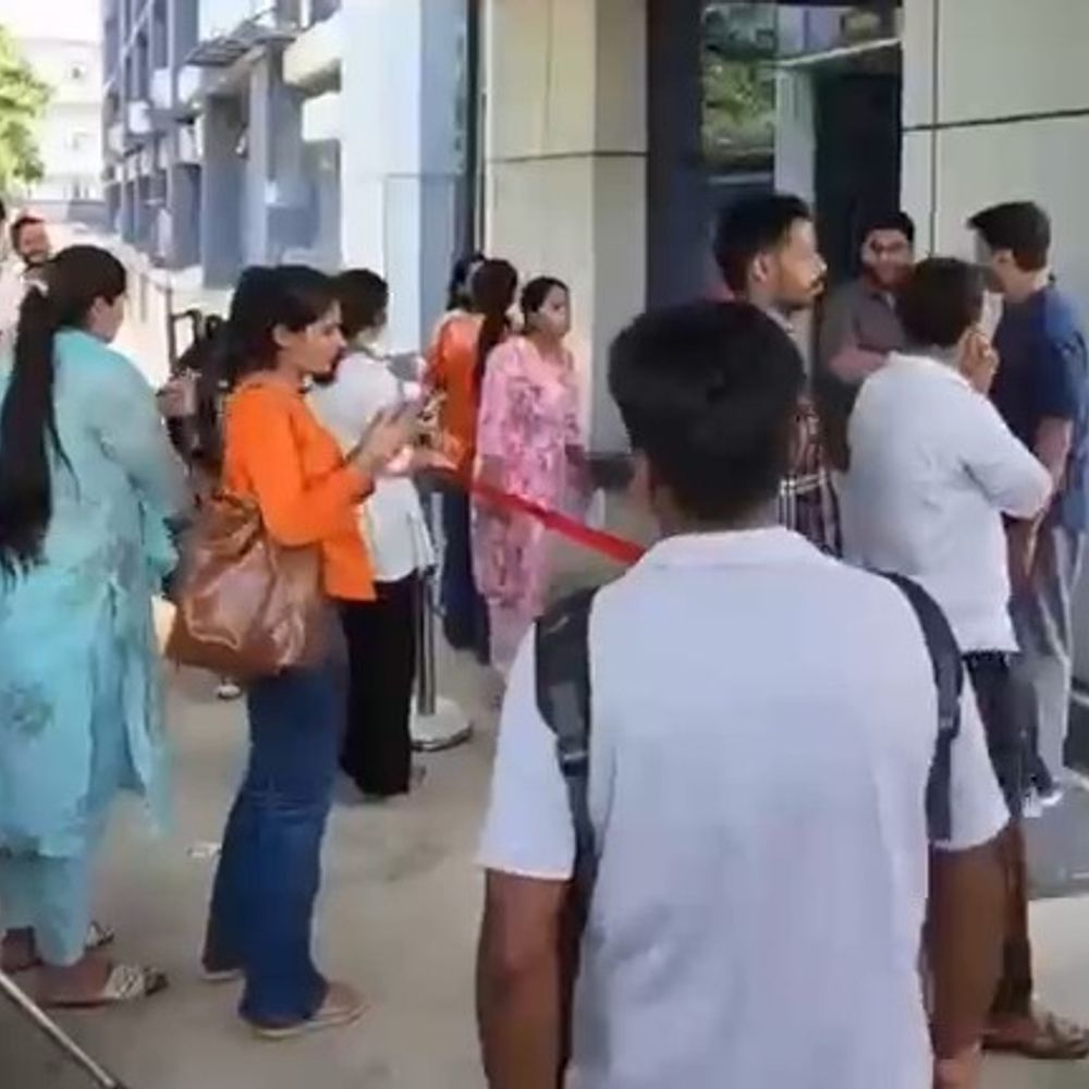 ग्रेटर नोएडा में SSC परीक्षा रद्द, छात्रों ने किया हंगामा:सर्वर खराब होने से नहीं हो पाई शुरू, पुलिस ने समझाकर शांत कराया