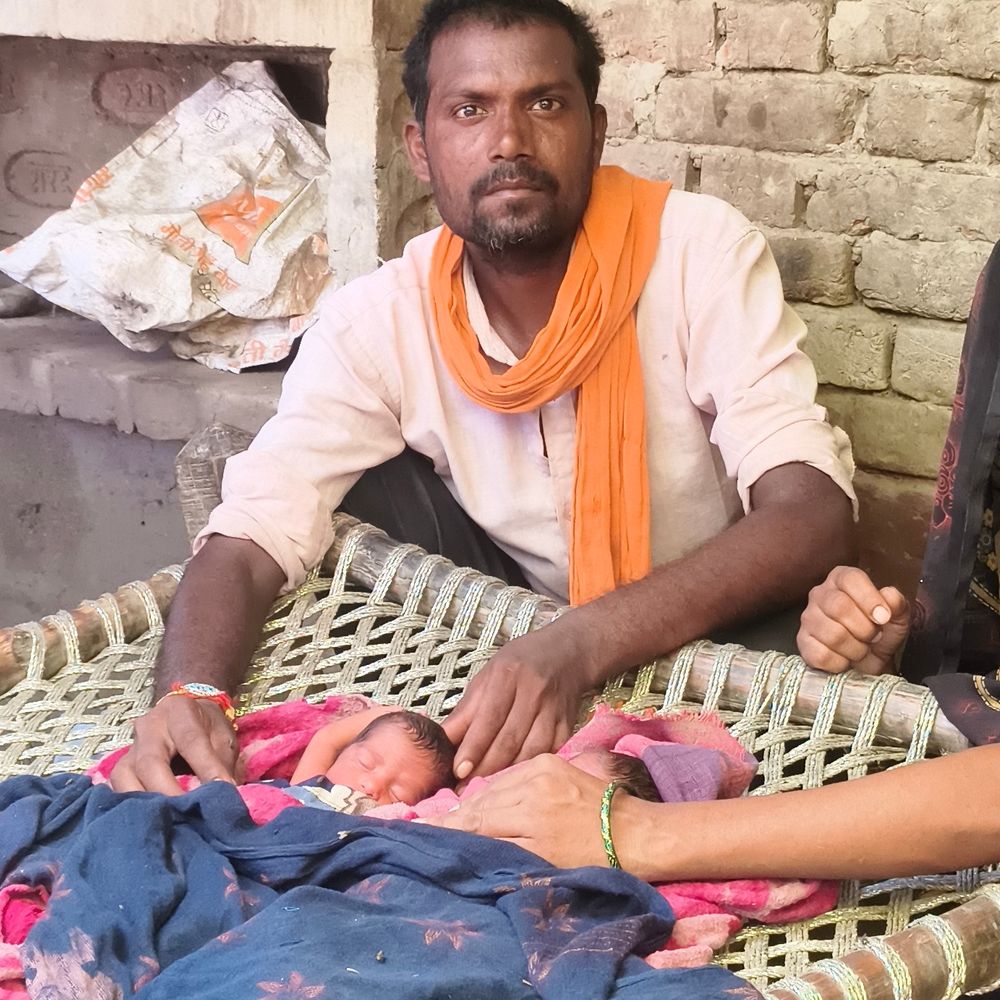 हरदोई में बाढ़ के बीच जन्मीं दो जुड़वा बेटियां:परिजनों ने नाम रखा गंगा-जमुना, 7 बेटियां और 2 बेटों समेत 11 सदस्यों पर आर्थिक संकट
