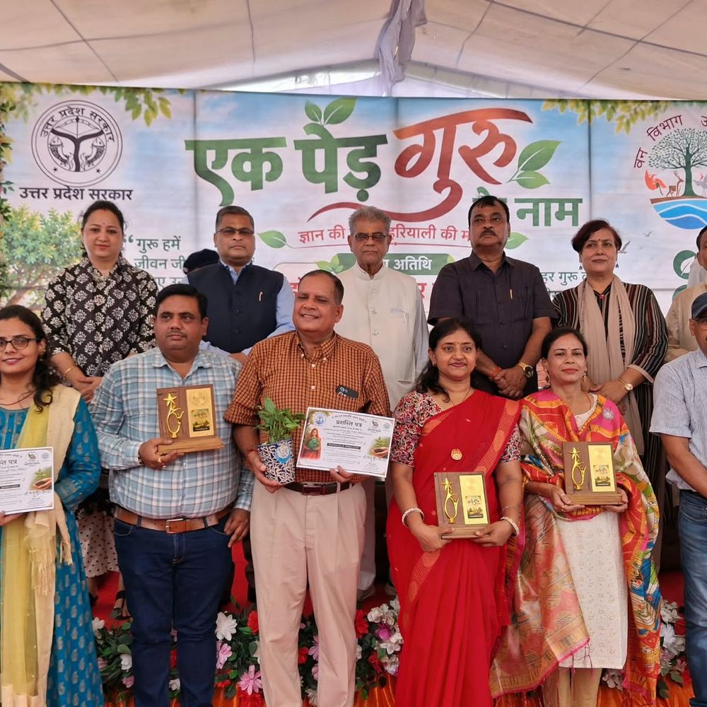 बरेली कॉलेज में छात्रों ने गुरु के नाम लगाए पेड़:पर्यावरण मंत्री ने की शुरुआत, हरियाली के लिए लिया संकल्प