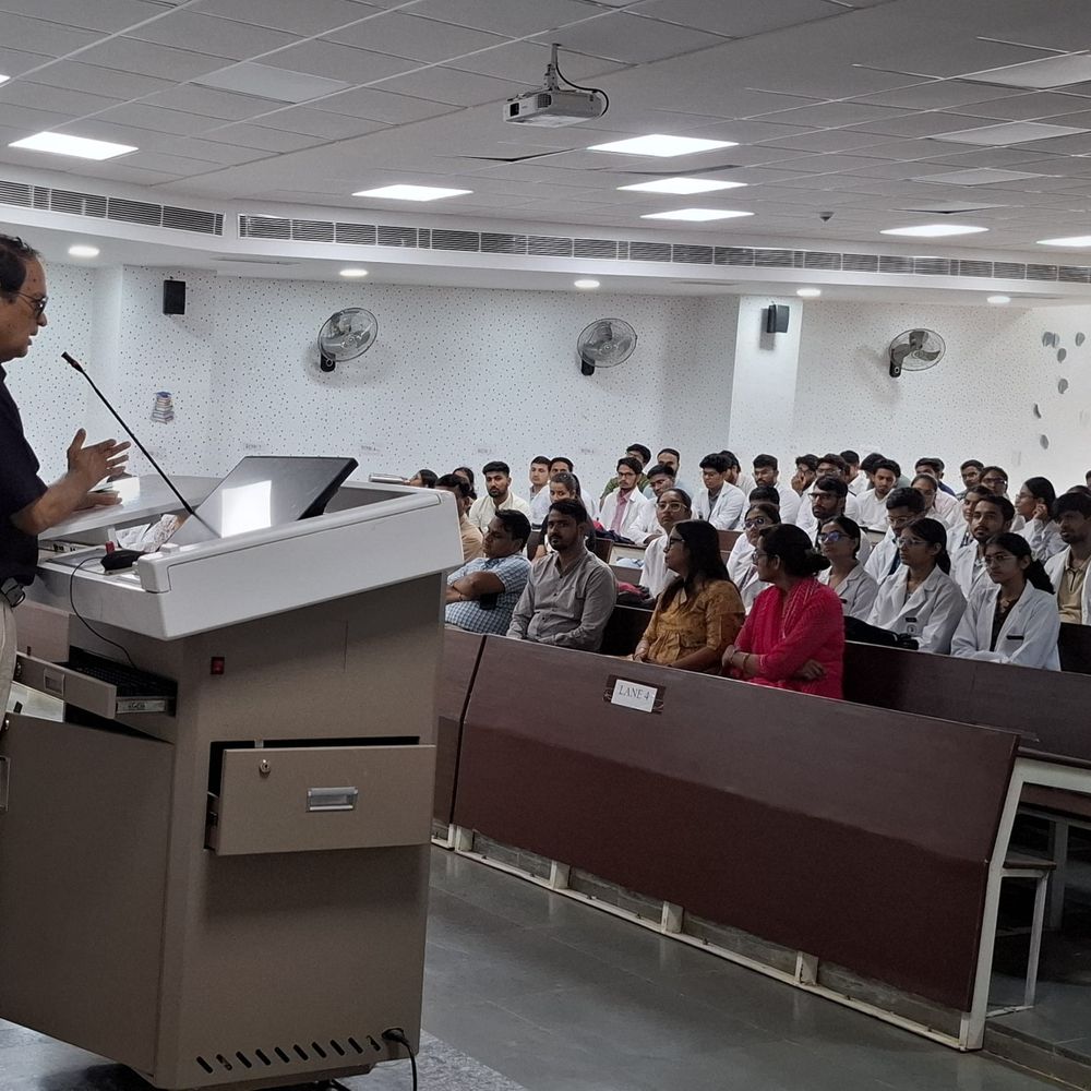 मेडिकल कॉलेज में विद्यार्थियों को तनाव प्रबंधन सिखाया गया:मानसिक स्वास्थ्य संगोष्ठी में आत्महत्या रोकने के उपाय बताए