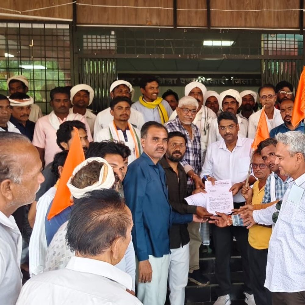 37 मांगों को लेकर बड़वानी कलेक्ट्रेट पहुंचा किसान संघ:बोले- मंडियों में ग्रेडिंग मशीन, 24 घंटे कैमरे और खराब ट्रांसफार्मर 24 घंटे में बदलें
