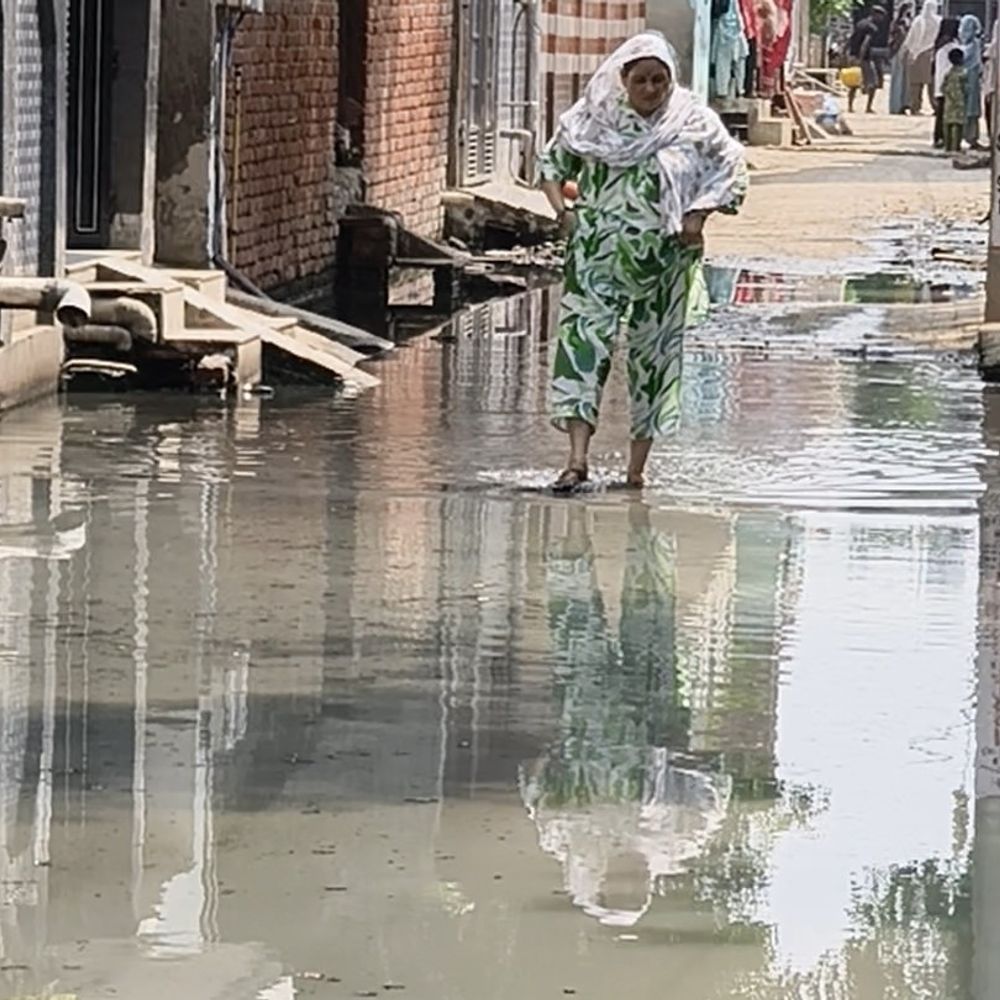 आगरा के श्याम नगर में 6 महीने से जलभराव:घरों के बाहर भरा गंदा पानी, निकासी के इंतजाम नहीं, पैर टूटे