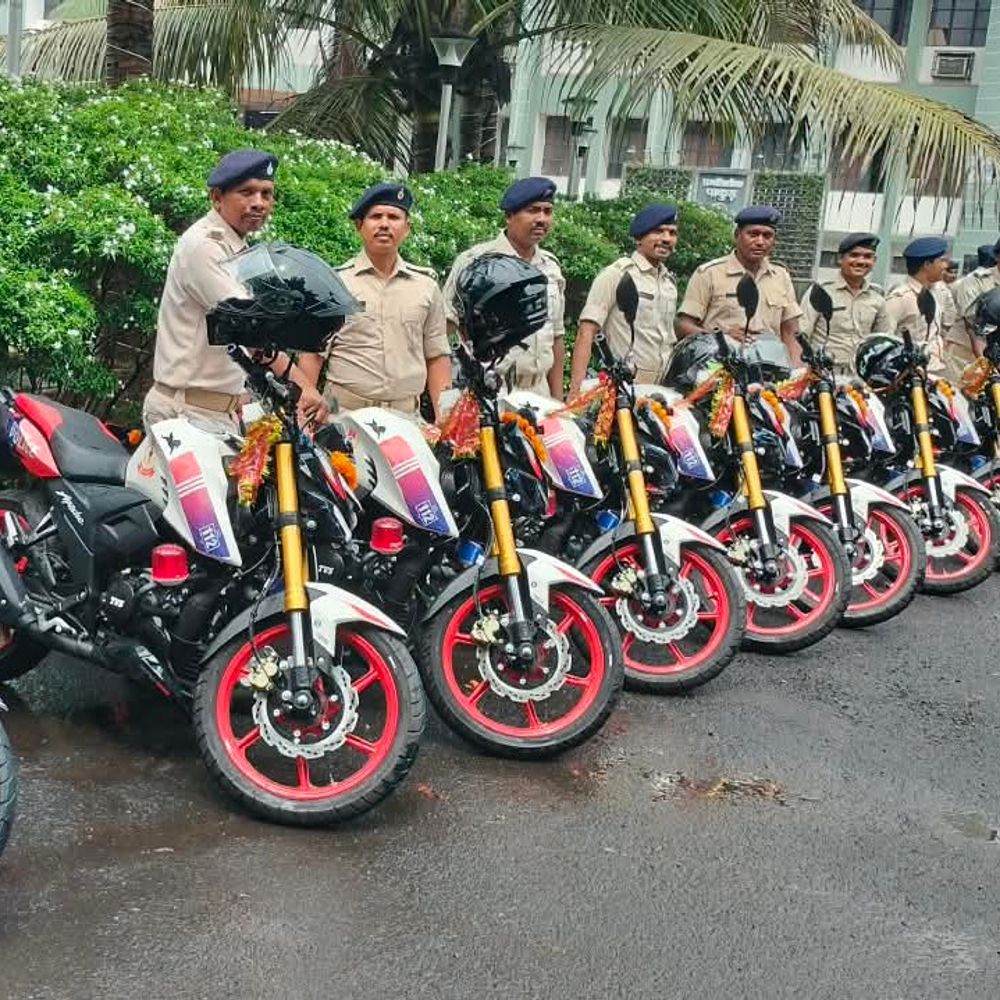 पाकुड़ पुलिस को मिले 18 बाइक और 14 बोलेरो:रात की गश्त और क्राइम कंट्रोल में होगी मदद, थानों-ओपी को भेजे गए 32 नए पेट्रोलिंग वाहन
