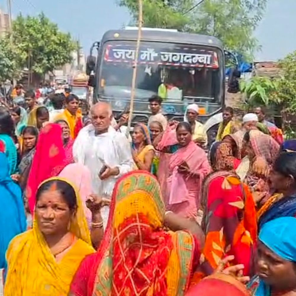 राहत सामग्री नहीं मिलने से बाढ़ पीड़ितों का हंगामा:सदर प्रखंड ऑफिस के पास सड़क जाम कर जताया विरोध