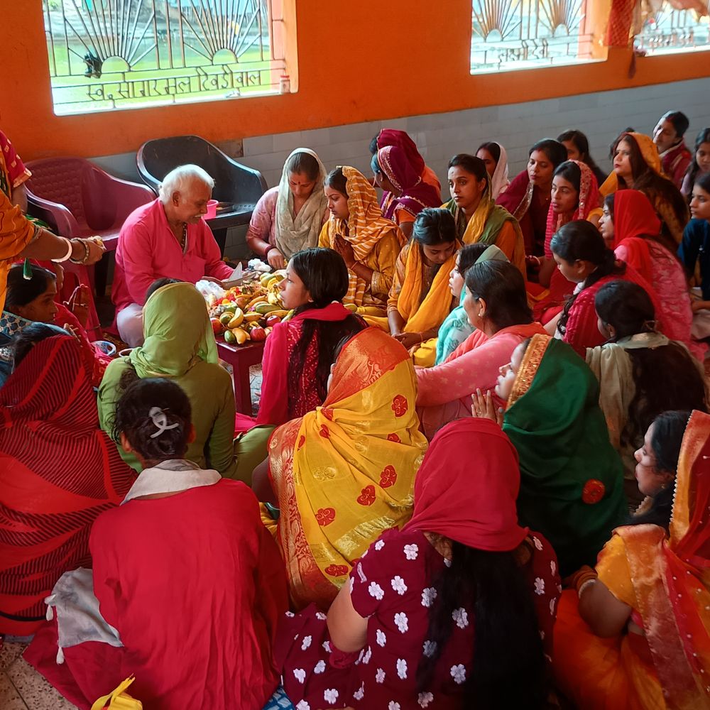 अनंत चतुर्दशी पर मंदिरों में उमड़ी भक्तों की भीड़:पाकुड़ में श्रद्धालुओं ने भगवान विष्णु की पूजा कर अनंत सूत्र बांधा, पुरोहित ने सुनाई कथा