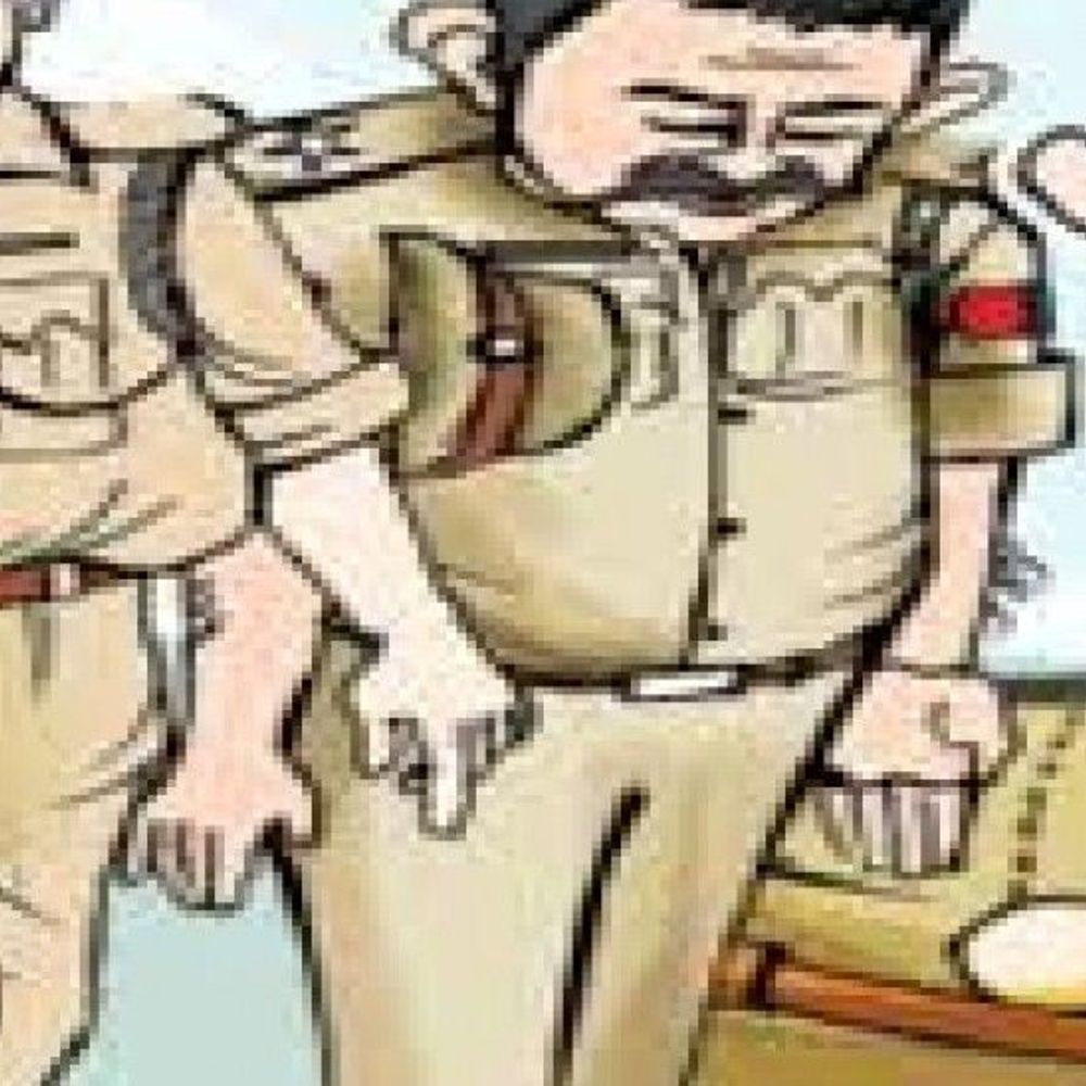 ड्यूटी से गायब 2 सिपाही दरोगा से भिड़े, सस्पेंड:आगरा में बदसलूकी करने और हाथापाई की कोशिश का आरोप, DCP सिटी ने की कार्रवाई