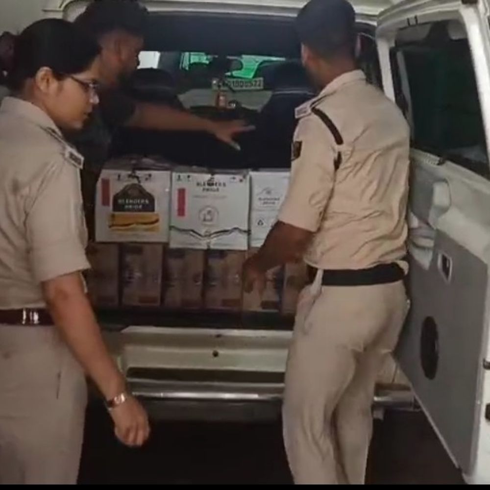 बक्सर में 7 लाख की विदेशी शराब मिली:कार से 3 नंबर प्लेट बरामद, ड्राइवर बोला- 10 हजार में UP से बिहार पहुंचा रहा था