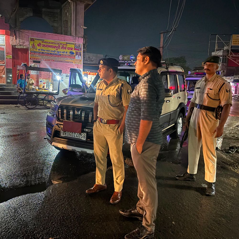 सीतामढ़ी में आधी रात पुलिस का सर्च ऑपरेशन:SP-DSP से थानेदार तक सड़क पर उतरे, बाइक से बस तक की सघन जांच
