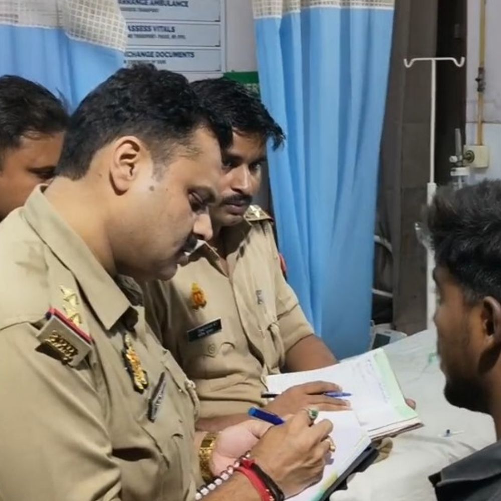 कैंटर ने बाइक को मारी टक्कर, दो युवकों की मौत:हादसे में एक घायल; गढ़ की फैक्ट्री में काम देखने जा रहे थे तीनों