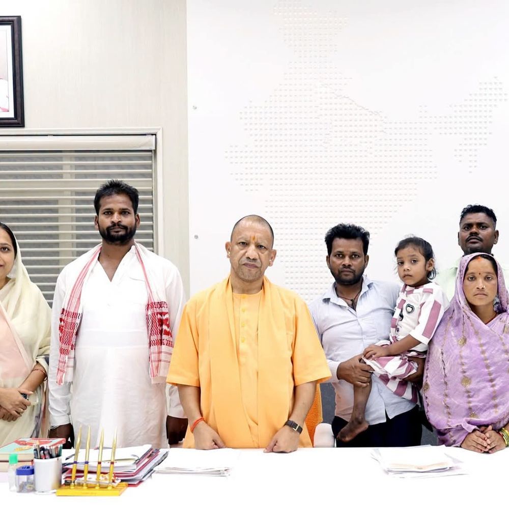 वायरल गर्ल रागिनी ने CM योगी से की मुलाकात:पैर का इलाज होगा-घर मिलेगा; विधायक बोलीं- गांव की रोड का नाम ‘रागिनी की सड़क’ होगा
