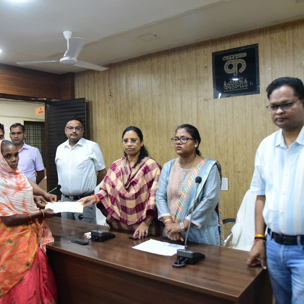 चमोली-हादसे के मृतकों-घायलों के परिजनों को 28 लाख की मदद:कोंडागांव विधायक ने प्रभावित परिवारों को दी सहायता राशि, बोलीं-सरकार हर मदद के लिए तैयार