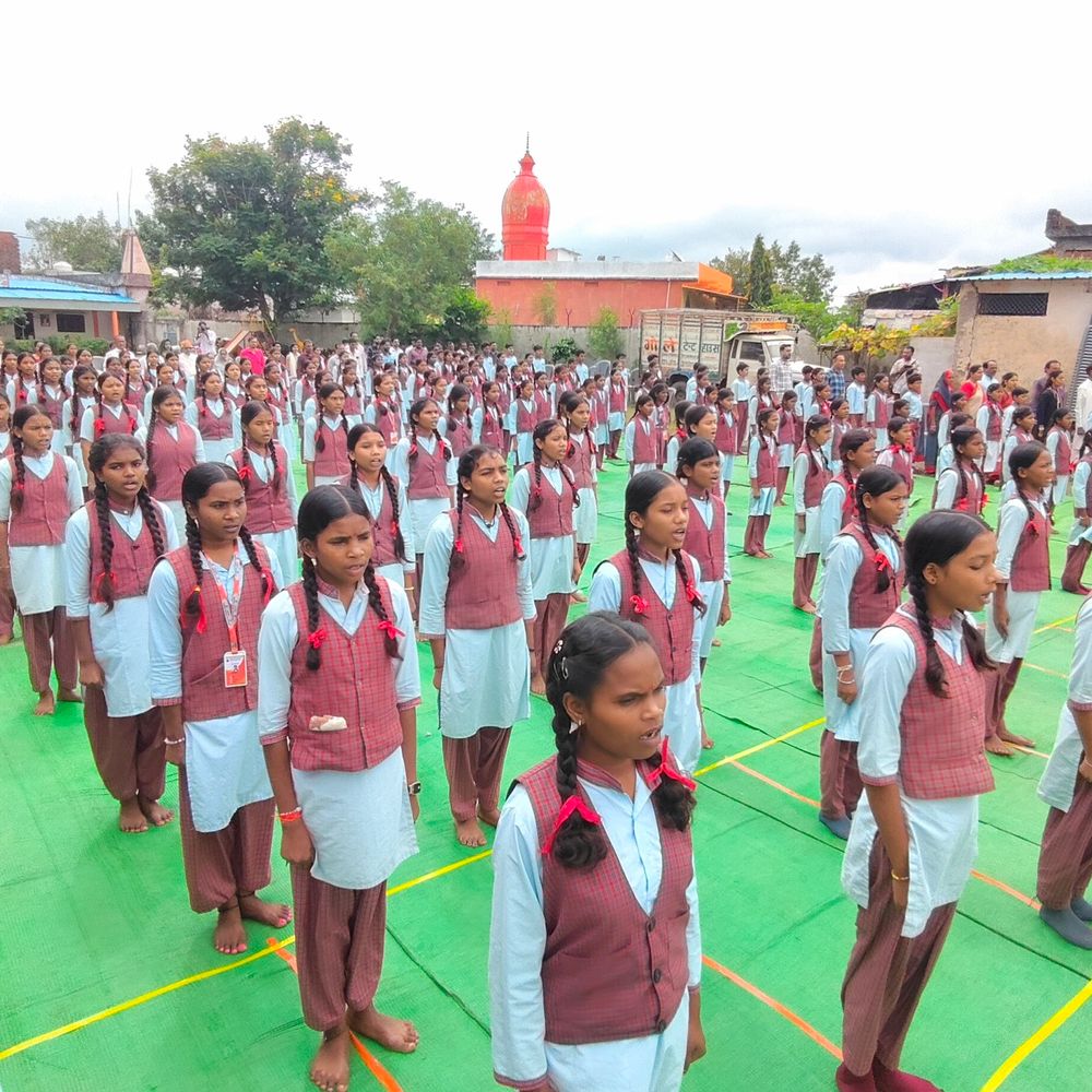 रायसेन के सरस्वती विद्या मंदिर में वंदेमातरम् का सामूहिक गायन:’नमामि भारतम्’ कार्यक्रम में विद्यार्थी, अभिभावक और नागरिक हुए शामिल