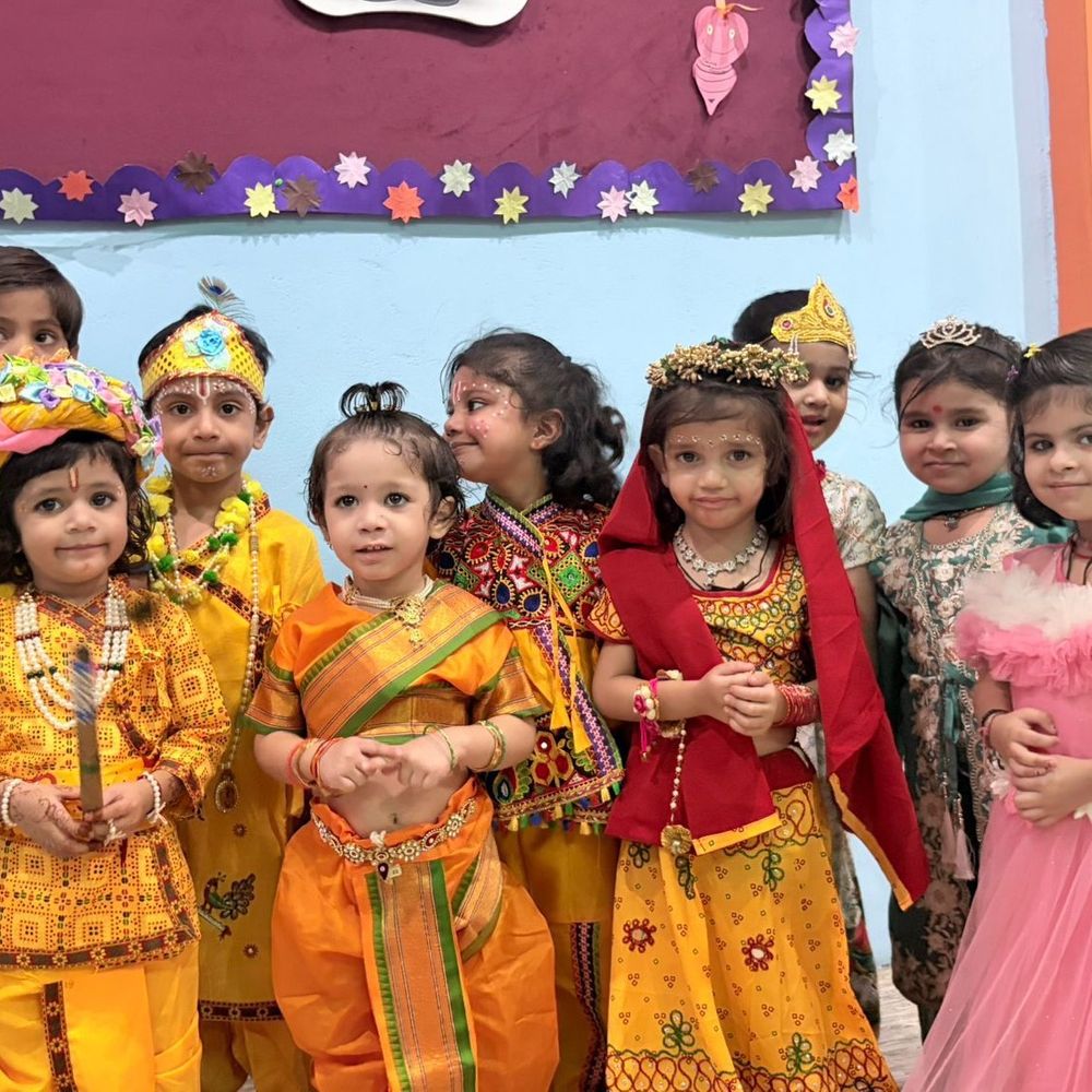 खेरागढ़ के स्कूल में कृष्ण जन्मोत्सव की धूम:राधा-कृष्ण के स्वरूप में सजे बच्चे; मटकी सजावट में दिखाया हुनर