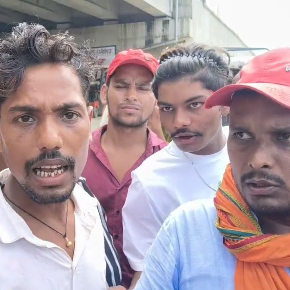 मोहनिया में ई-रिक्शा चालकों से 20-30 रुपये की अवैध वसूली:विरोध करने पर मारपीट, 70-80 वाहन चालक परेशान; थाने में करेंगे शिकायत