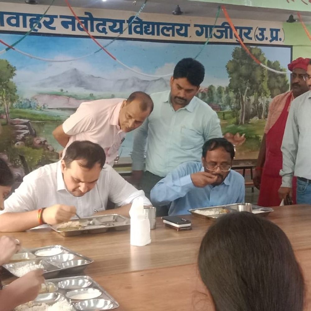 गाजीपुर डीएम ने छात्रों के साथ बैठकर किया भोजन:नवोदय विद्यालय में कक्षाओं, छात्रावास और लैब की व्यवस्थाएं देखीं; शिकायत-सुझाव बॉक्स लगाने के निर्देश