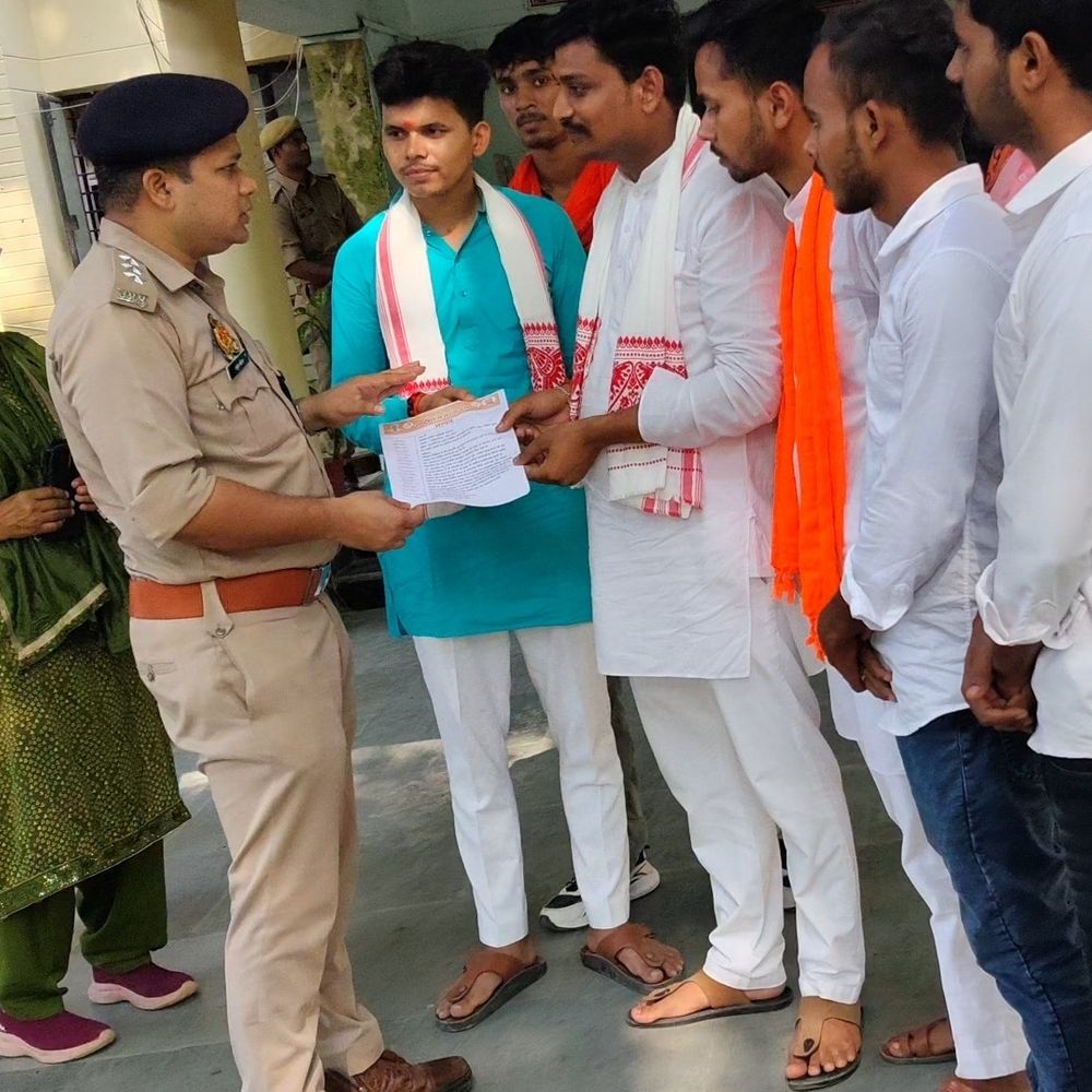 महराजगंज में SP को सौंपा ज्ञापन:नवरात्र-दीपावली में अश्लील गानों व डांस पर रोक की मांग