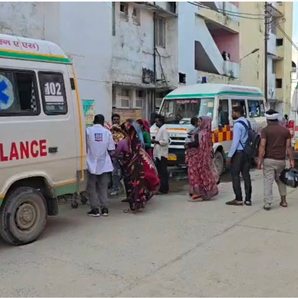 कौशांबी अस्पताल में दो प्रसूताओं के लॉकेट चोरी:प्रसव के बाद गायब हुए सोने के लॉकेट, नर्सों पर पैसे मांगने का भी आरोप