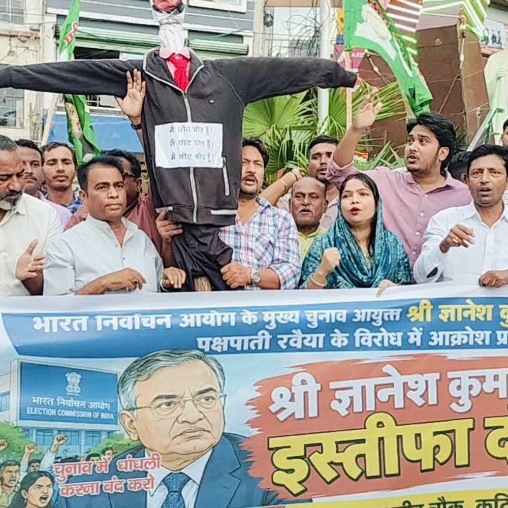 कटिहार में SIR के खिलाफ RJD का प्रदर्शन:पार्टी नेताओं ने चुनाव आयुक्त का पुतला फूंका, मतदाता सूची पुनरीक्षण पर जताई आपत्ति