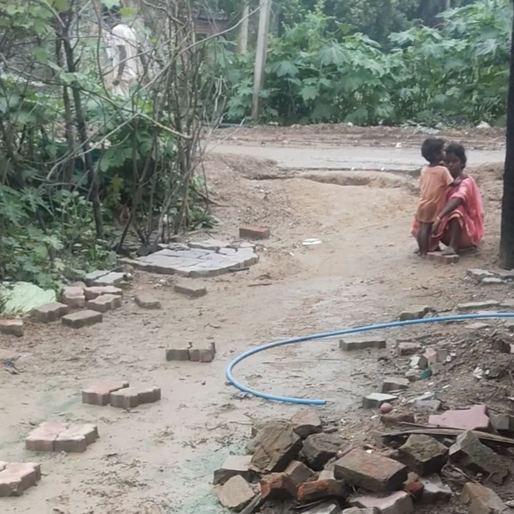 बालासोत में नल-जल योजना का गड्ढा 20 दिनों से खुला:बच्चों और बुजुर्गों की सुरक्षा पर खतरा, खुले गड्ढे को जल्द भरने की ग्रामीणों ने की मांग