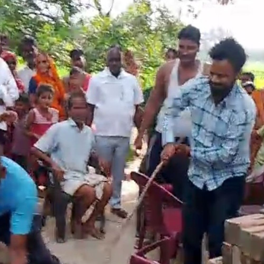 भदोही में नाबालिग से पिटाई का VIDEO:भीड़ ने मुक्का-लात से मारा, छेड़छाड़ के आरोप में FIR