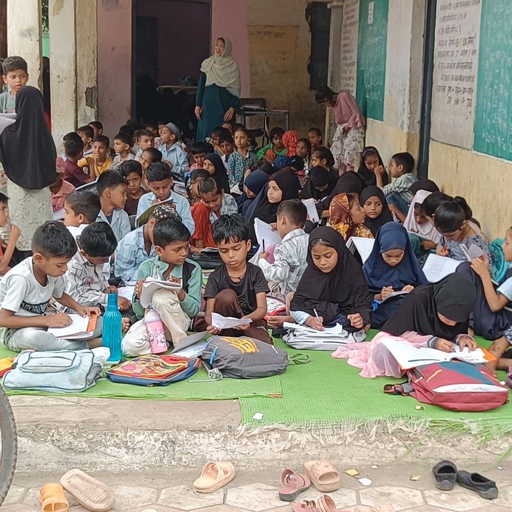 सरकारी स्कूल की क्लास में चल रहा आधार कार्ड सेंटर:बच्चे बरामदे में पढ़ रहे, डीईओ ने सुधार के निर्देश दिए
