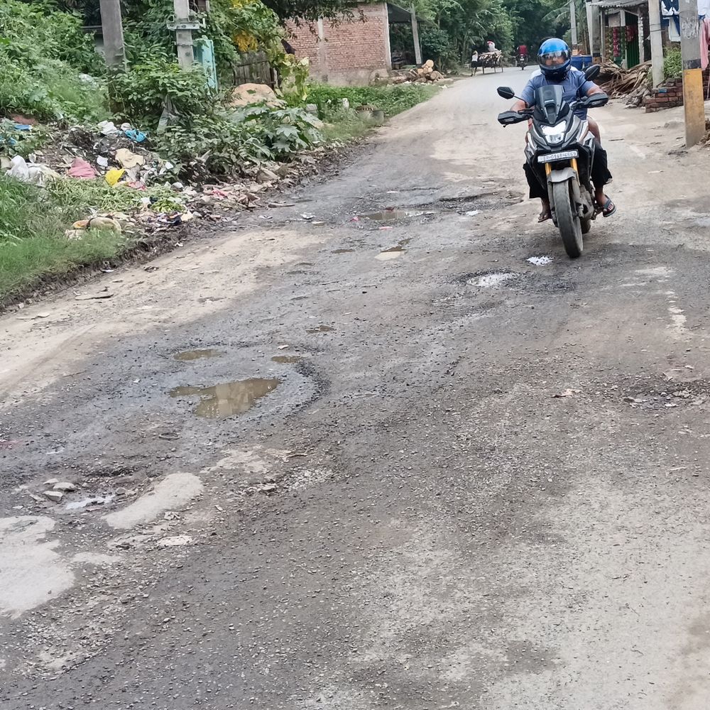 मुजफ्फरा बस स्टैंड के पास सड़क पर गहरा गड्ढा:वीरपुर-संजात पथ पर कई जगह कटाव और जलजमाव, हादसे की आशंका