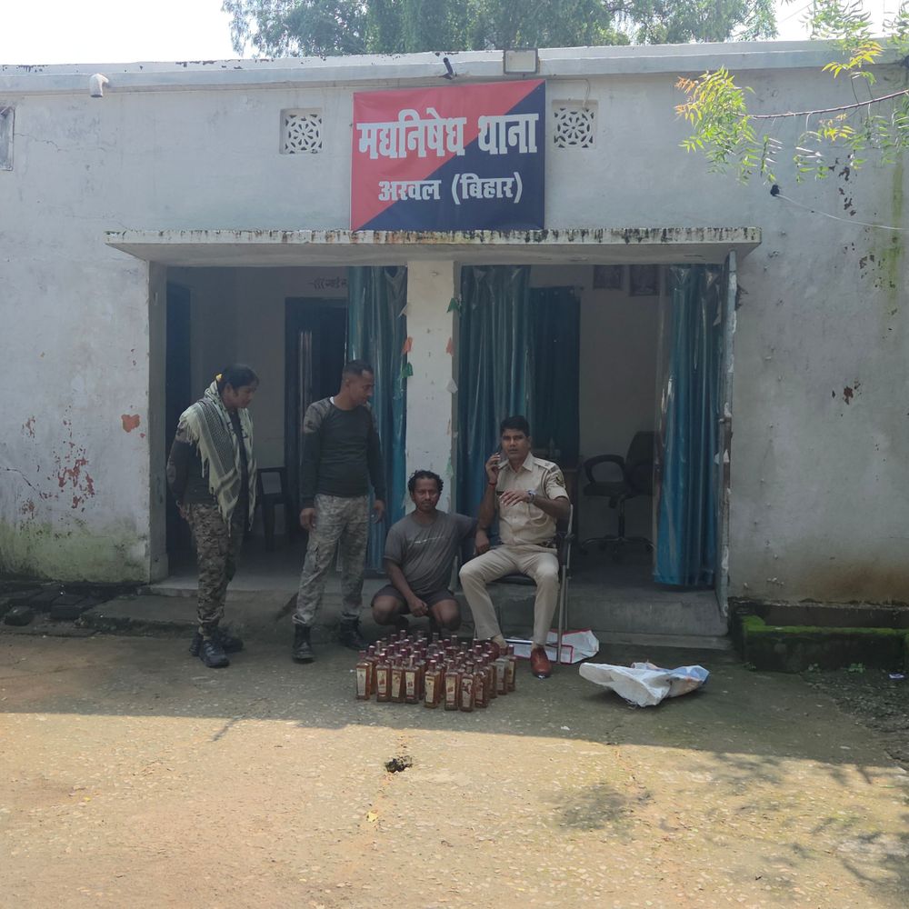 सोशल मीडिया पर शराब बेचने वाला युवक गिरफ्तार:उत्पाद विभाग ने 18 लीटर शराब के साथ पकड़ा, फखरपुर गांव में कार्रावई
