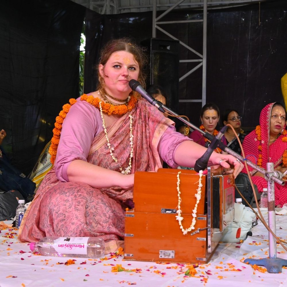 महाराजपुर में श्रीकृष्ण नंदोत्सव धूमधाम से मनाई गई:विदेशी श्रद्धालुओं सहित बृजवासी और ग्रामीणों ने भजनों पर नृत्य किया