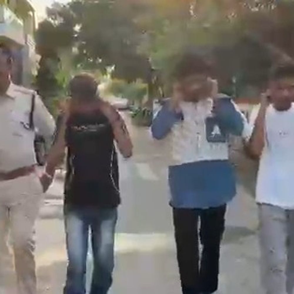 उज्जैन में कार पर पत्थर फेंककर कांच तोड़ा, 6 गिरफ्तार:पुलिस ने आरोपियों का निकाला पैदल जुलूस; कान पकड़कर चलते दिखे